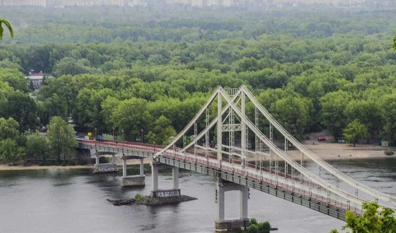 Риболовля на Трухановому острові біля пішохідного мосту, Київ