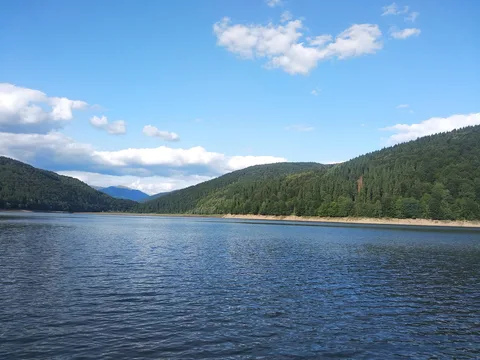 Вільшанське водосховище: риболовля та відпочинок у серці Карпат